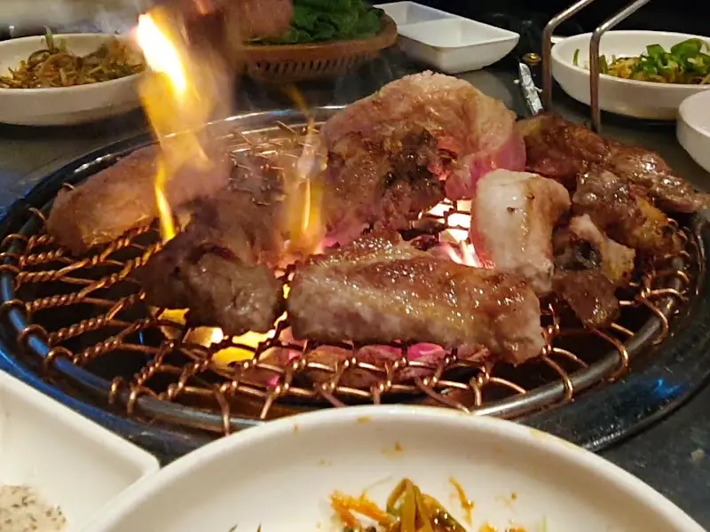 불판에서 맛있게 구워지는 돼지고기