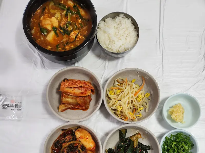 뚜거리탕과 밑반찬 한 상 차림