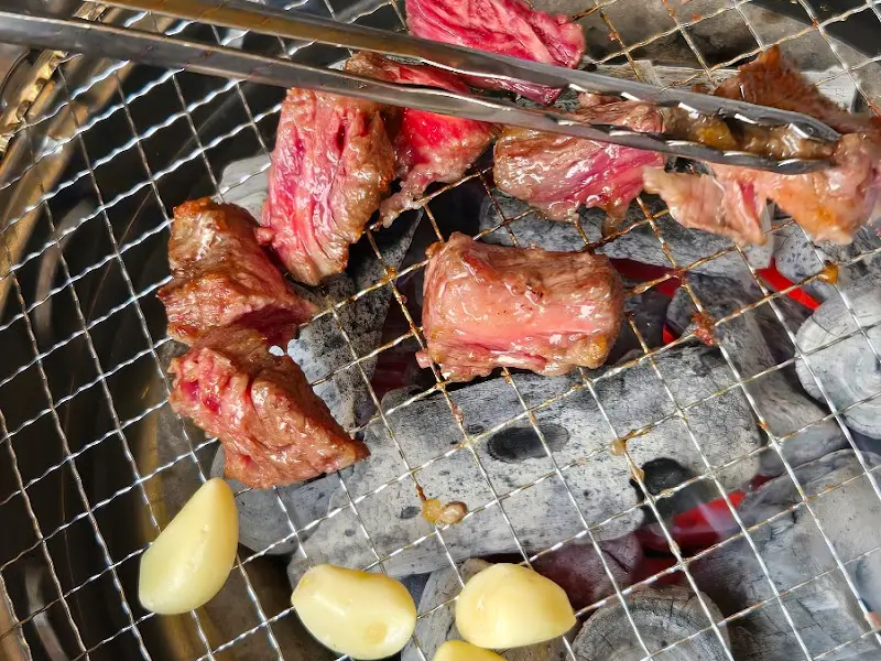 숯불 위에서 노릇노릇 익어가는 한우