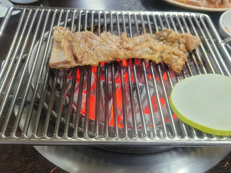 돼지갈비 굽는 모습