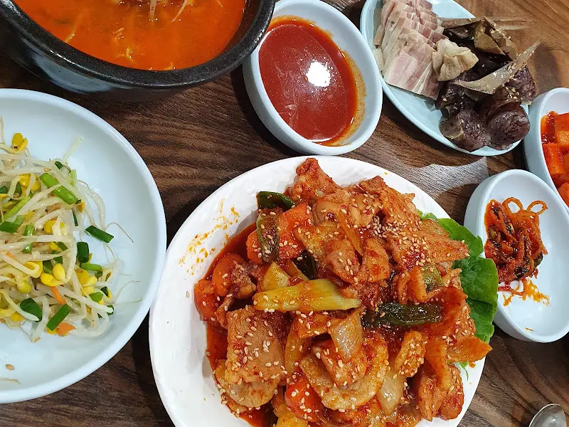 제육볶음과 밑반찬