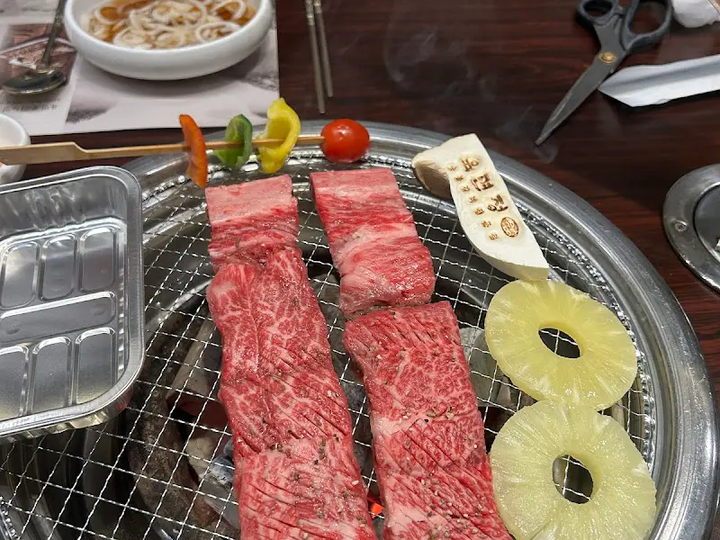 잘 익은 고기와 곁들임