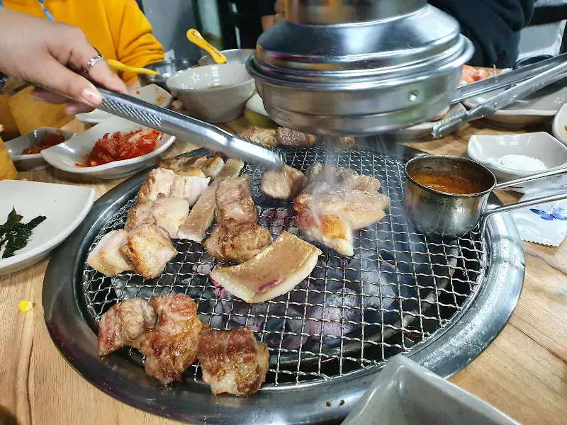 직원이 직접 구워주는 흑돼지