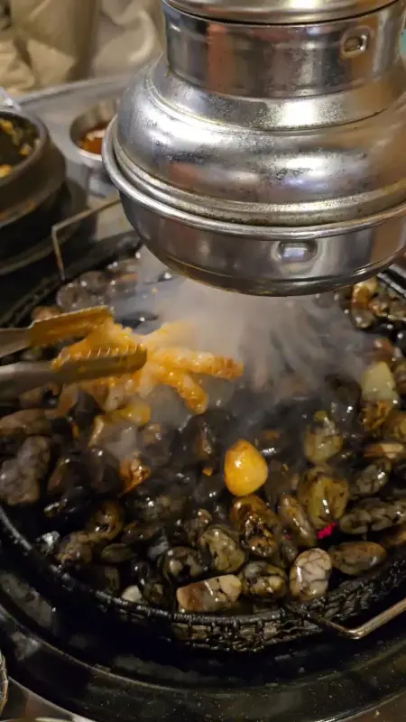 자갈 위에서 구워지는 돼지고기