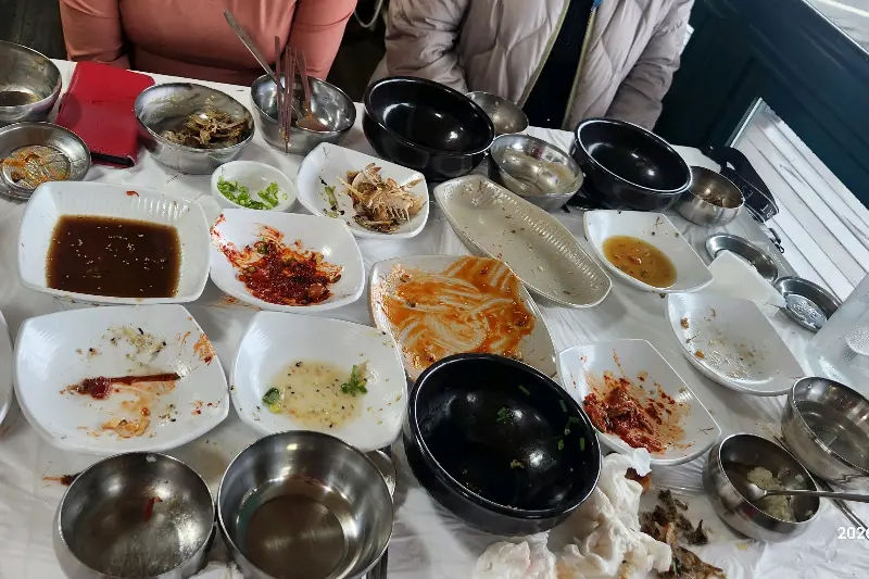 깨끗하게 비워진 식기