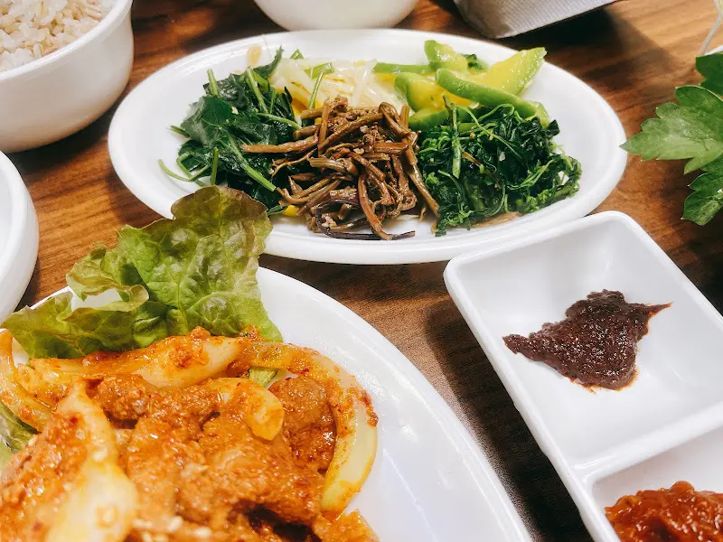 한 상 가득 차려진 쌈밥