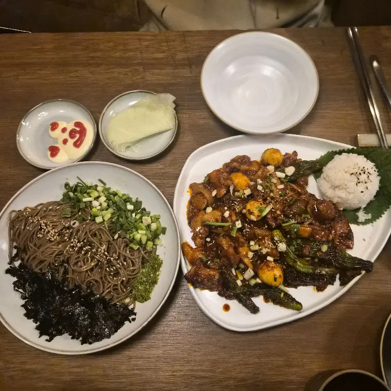 닭구이와 들기름 막국수의 환상적인 조합