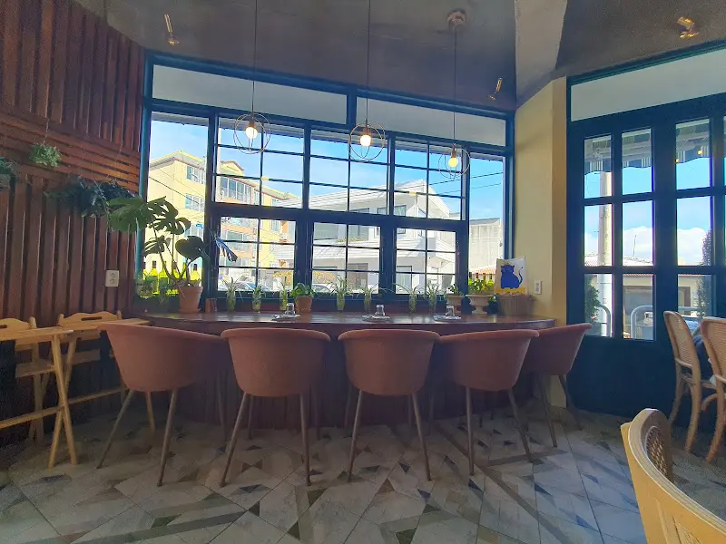 햇살 맛집 창가 자리