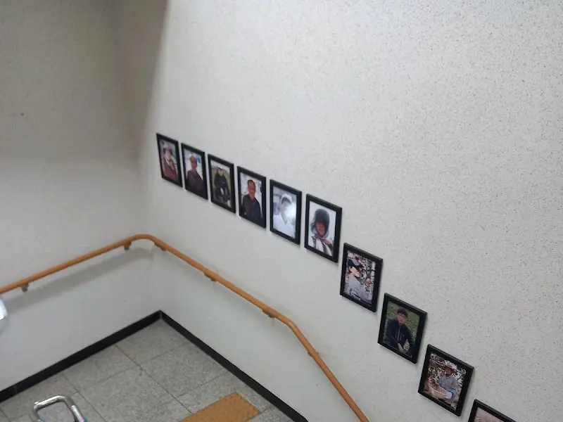 계단 벽면에 걸린 사진들