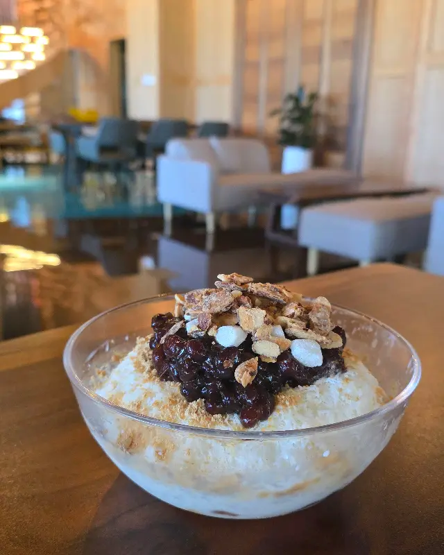 통창으로 보이는 푸릇푸릇한 뷰