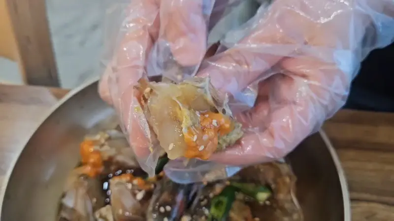 간장게장 살 발라먹기