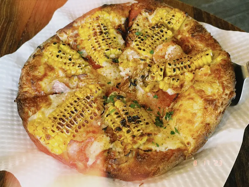 로우파이브 옥수수 피자 근접샷