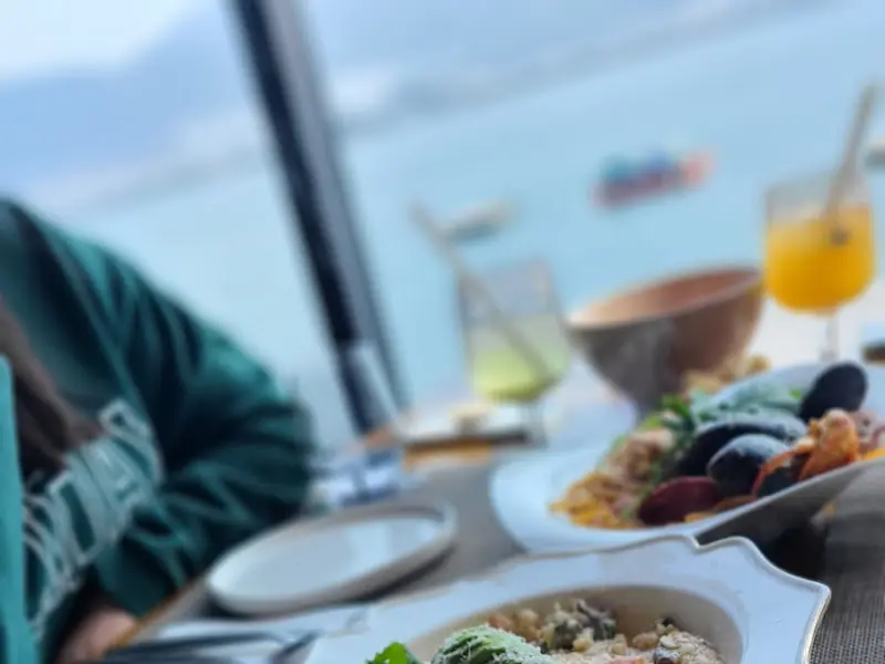 창가 좌석에서 바라본 바다