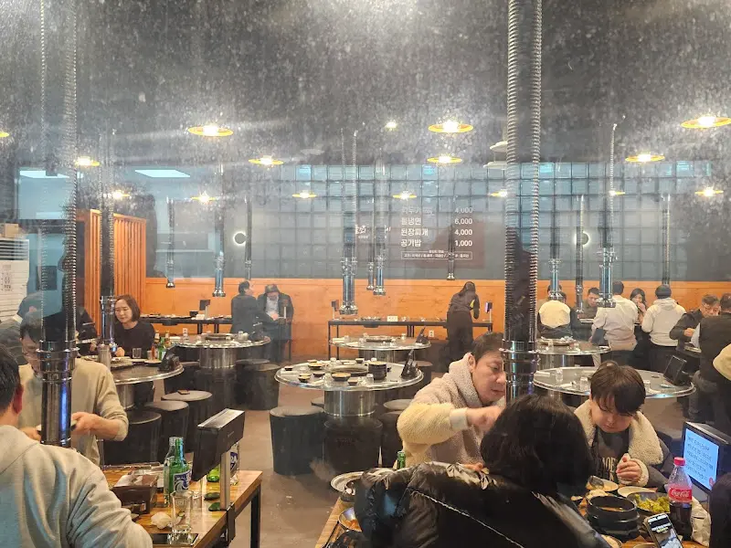 돌쇠장작구이 내부 전경