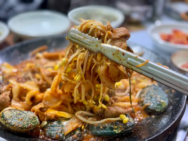 맛있게 익어가는 두루치기