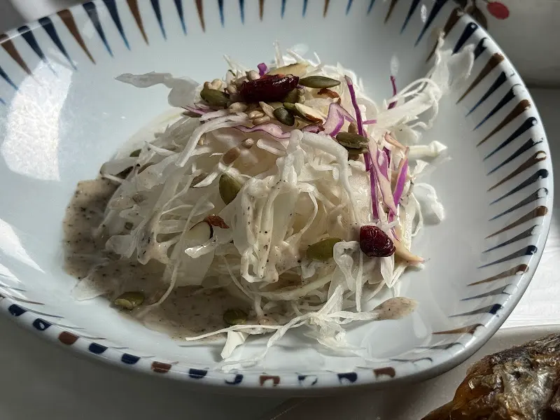 신선한 채소가 듬뿍 들어간 샐러드