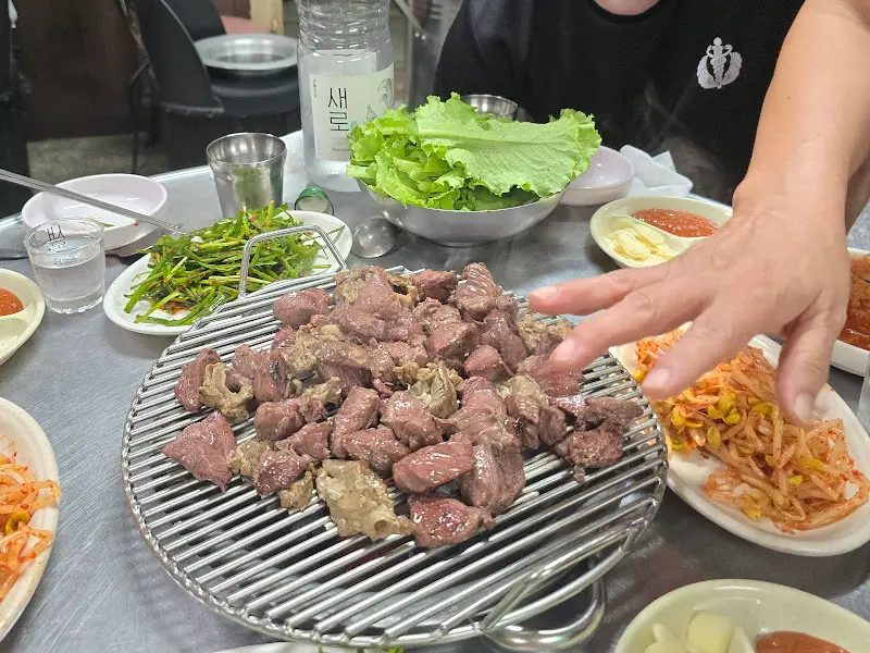 테이블 가득 차려진 밑반찬과 토시살