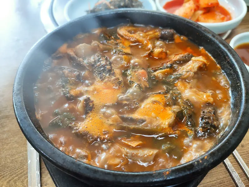 김이 모락모락 나는 내장탕