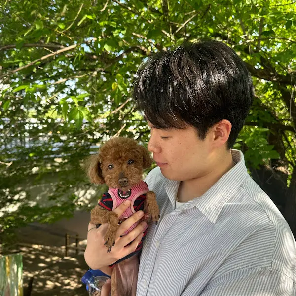 강아지를 안고 있는 남자