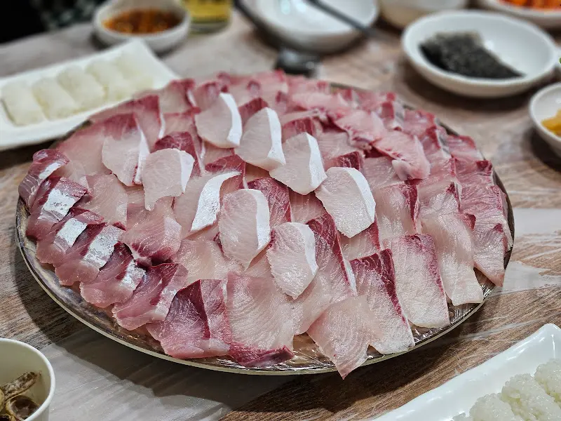 싱싱한 방어회 한 상