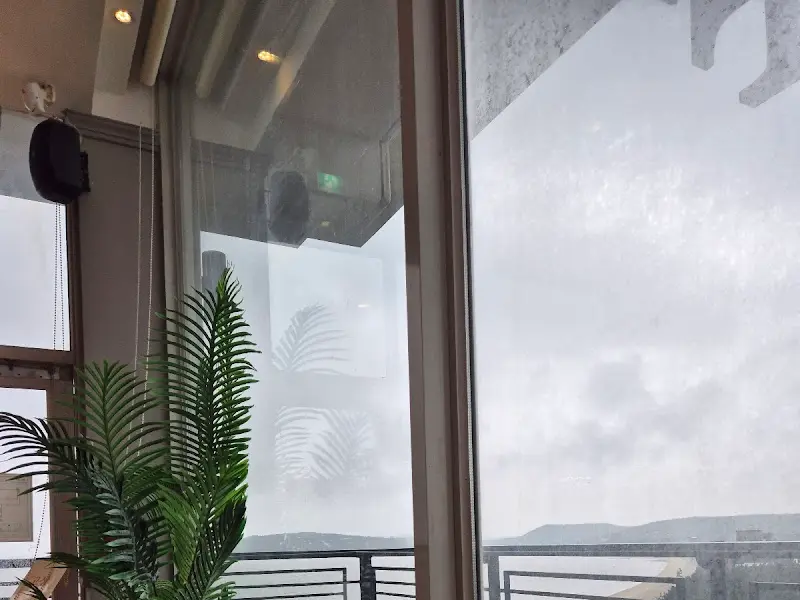 창밖으로 보이는 흐린 날씨의 바다