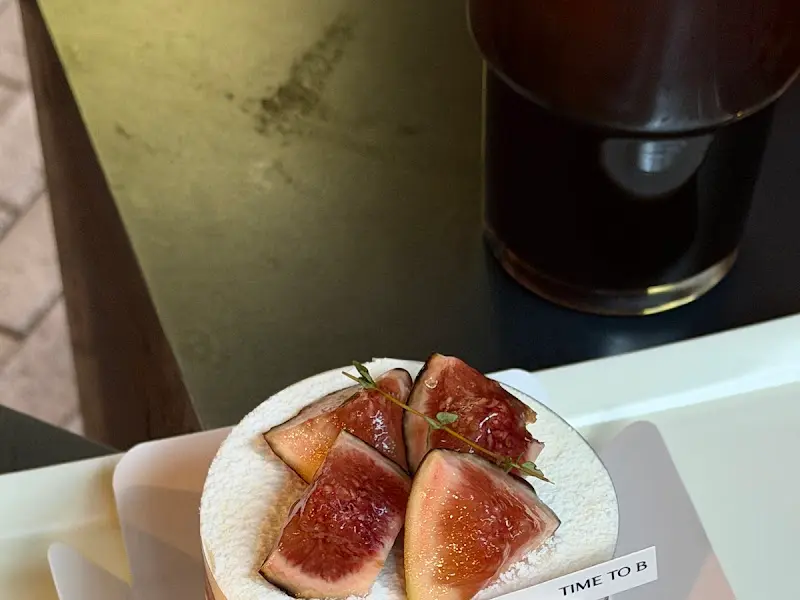 음료와 함께 놓인 무화과 케이크