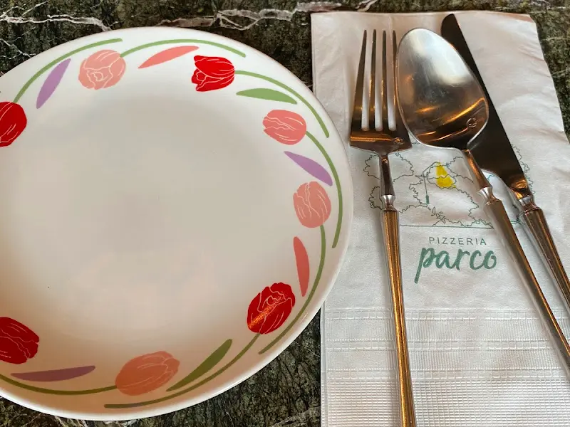 꽃무늬 접시와 커트러리