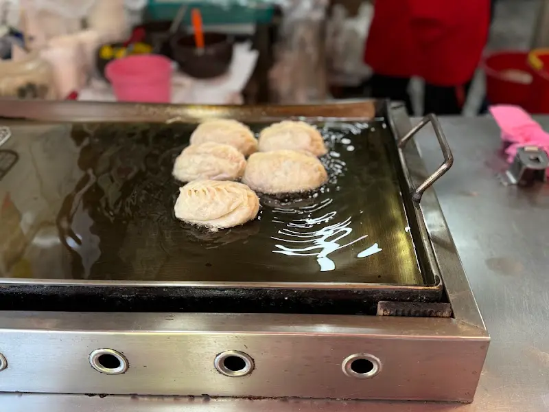 만두가 구워지는 모습