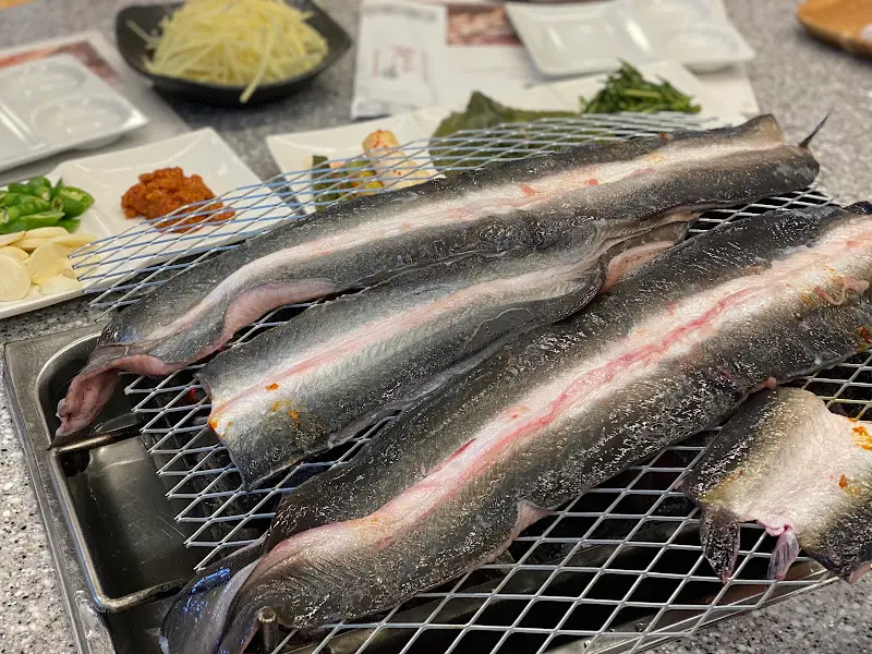 숯불 위에 구워져 나온 큼지막한 장어들