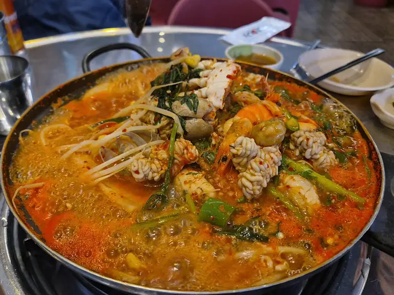 해물과 알, 채소가 푸짐하게 들어간 알탕