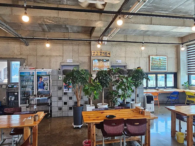 깔끔하게 정돈된 장보고 돼지국밥 내부