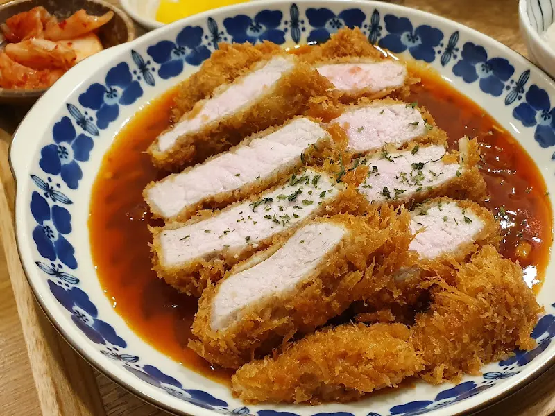 칠리 소스가 뿌려진 돈까스