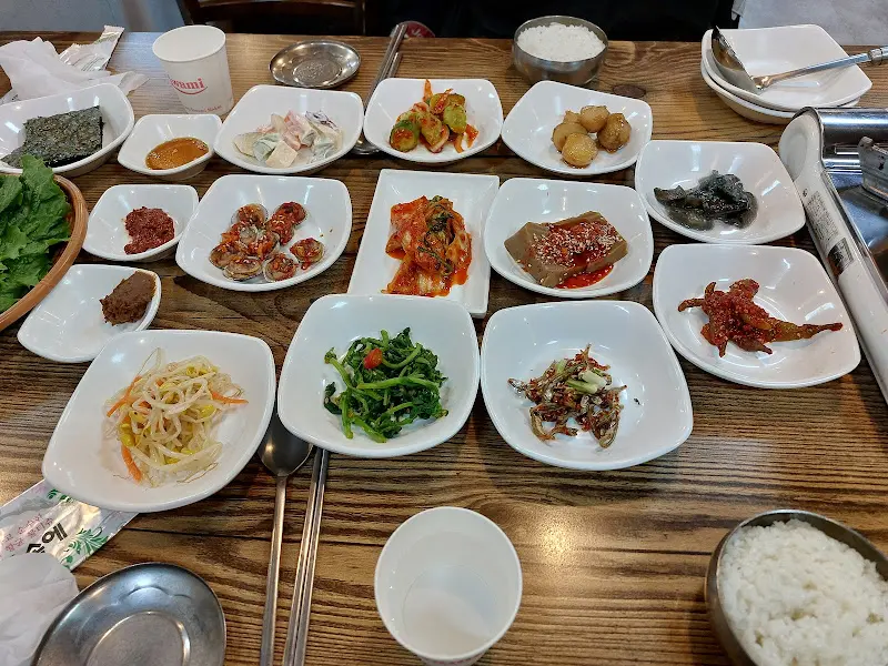 정갈하게 담겨 나온 다양한 밑반찬들