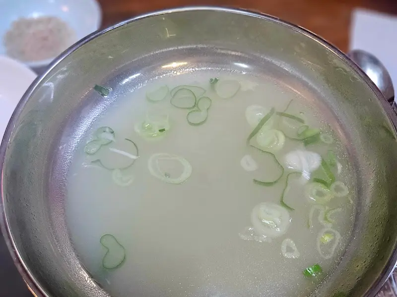 맑고 깔끔한 닭곰탕 국물