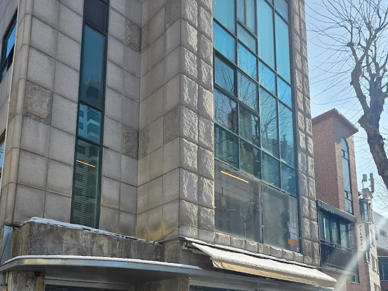 카페 외부에서 보이는 깔끔한 건물