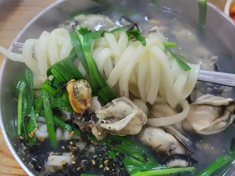 탱글탱글한 면발과 굴이 어우러진 칼국수