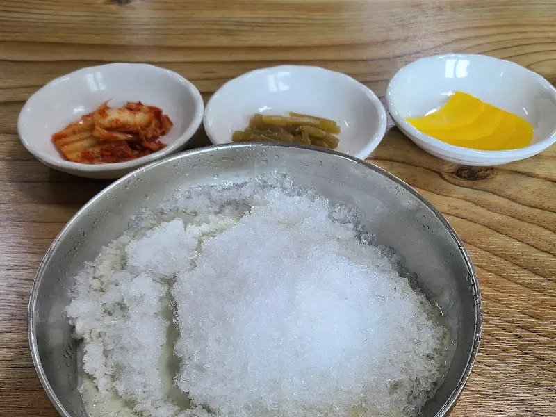 살얼음이 가득한 콩국수의 시원한 모습