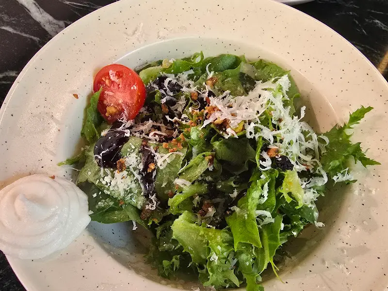 신선한 채소가 가득한 샐러드