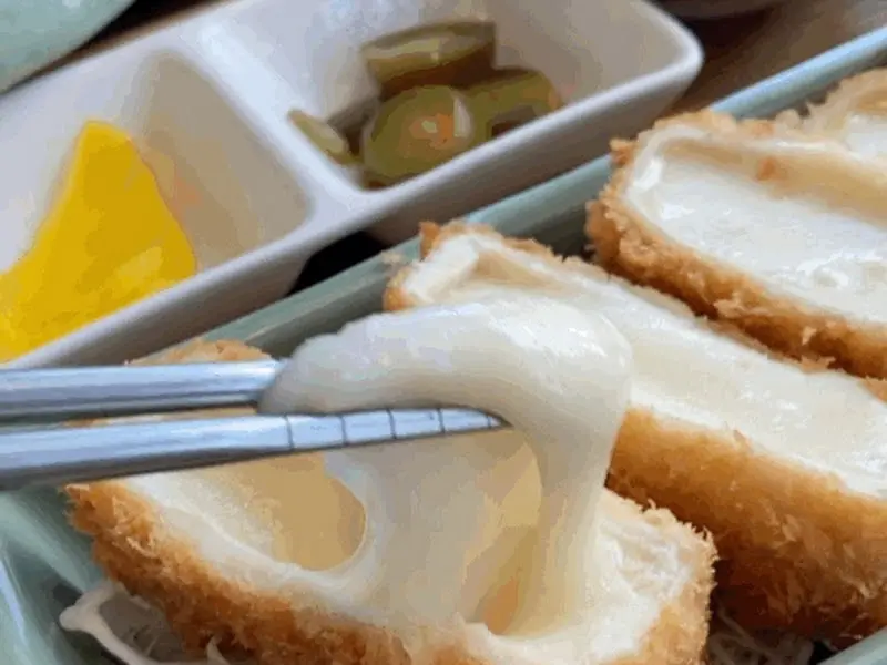 쭈욱 늘어나는 치즈가 인상적인 치즈카츠