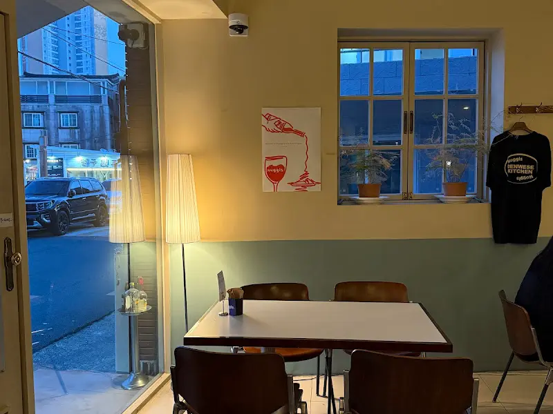 아늑한 분위기의 너글스 내부