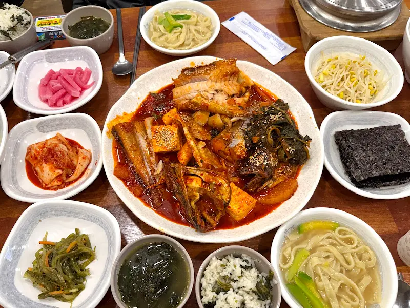코다리찜과 다양한 밑반찬이 함께 차려진 모습