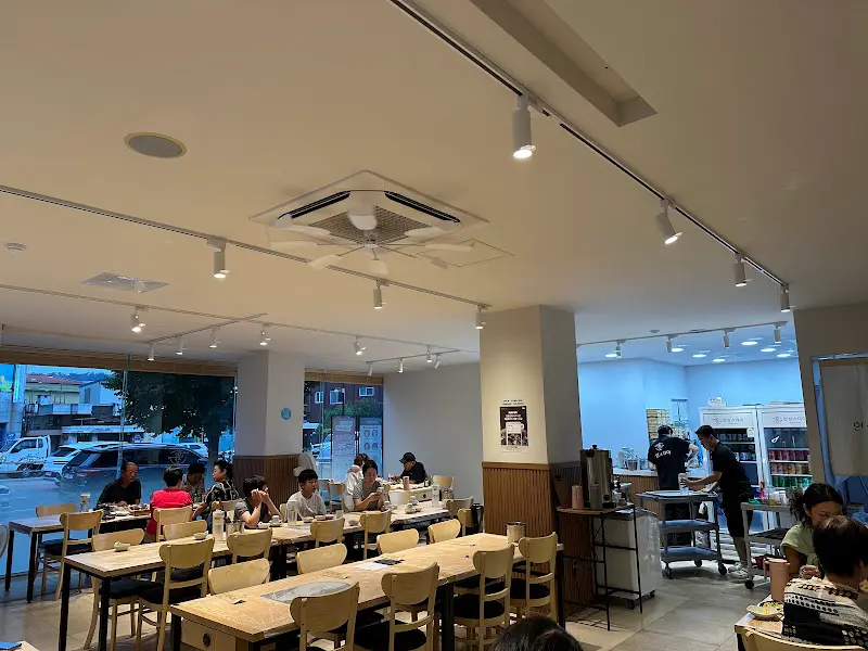 넓고 깨끗한 홀 내부