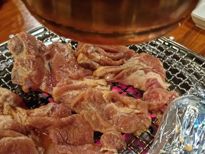 숯불 위에 올려진 갈비