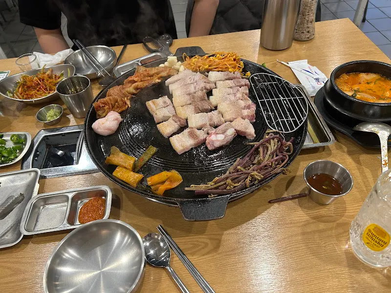 푸짐하게 차려진 삼겹살 한 상