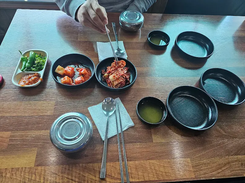 해장왕 뼈해장국과 반찬 세팅