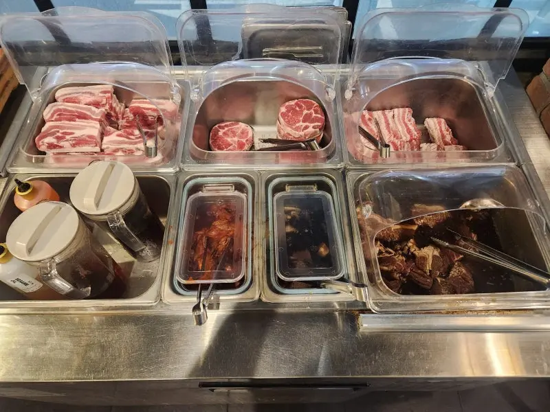 다양한 종류의 고기가 신선하게 진열된 모습