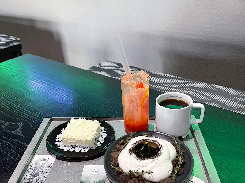 디저트 '설'과 유자 에이드, 커피가 함께 놓인 모습