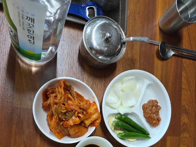 칼국수와 함께 제공되는 밑반찬