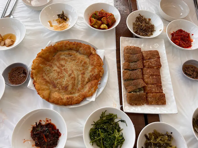 테이블 가득 차려진 음식