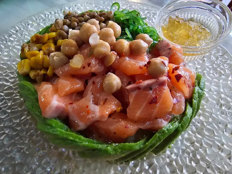 아보카도 연어 포케